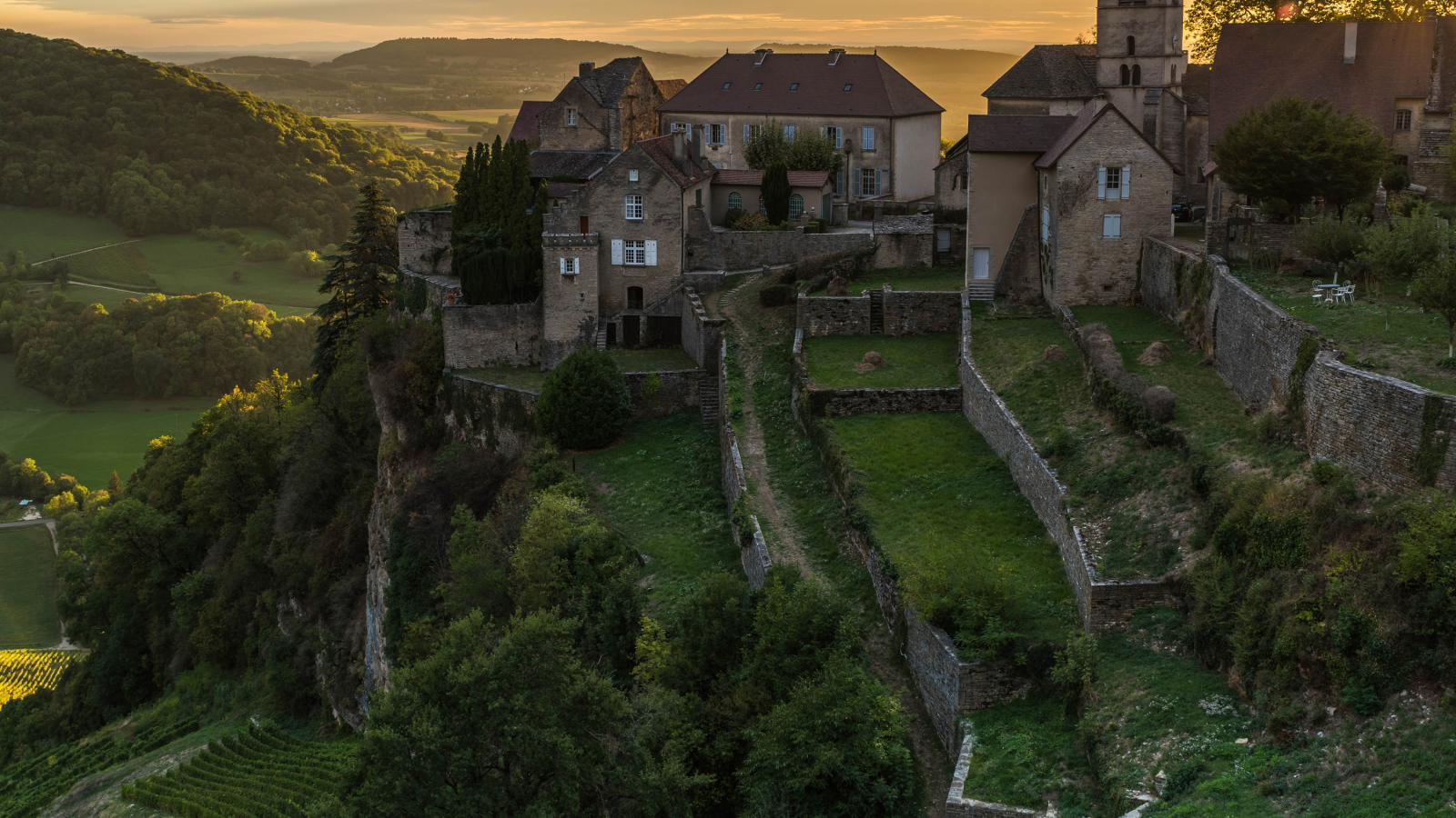 Большой дом на высокой скале, Франция 