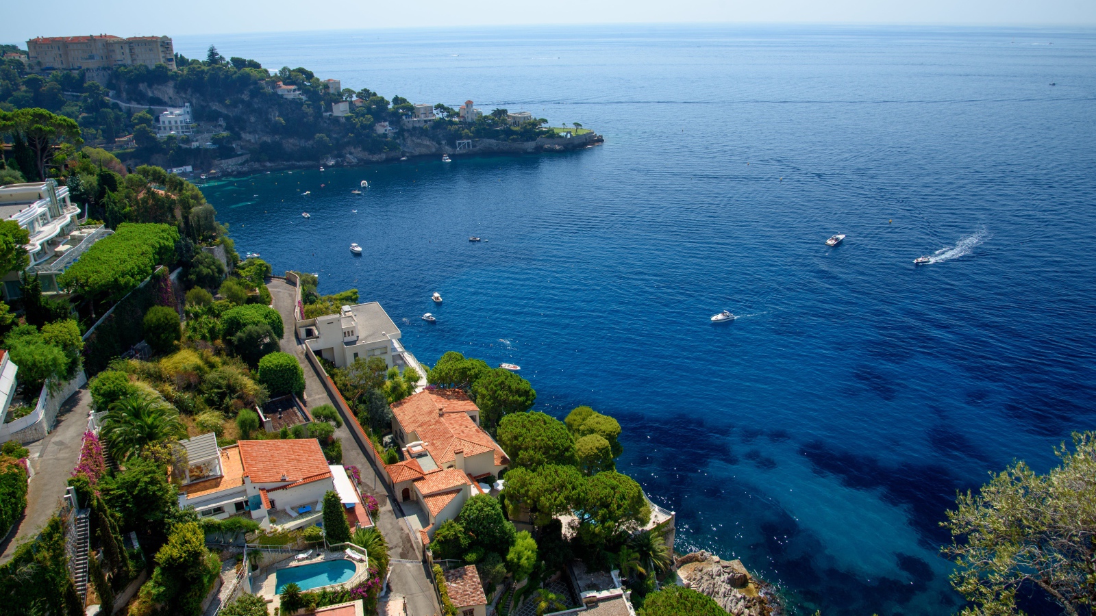 Вид на дома на холме у залива, Франция 