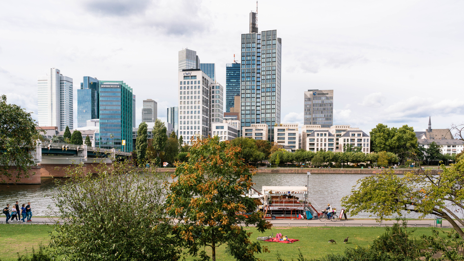 Красивый вид на небоскребы у реки, Германия 