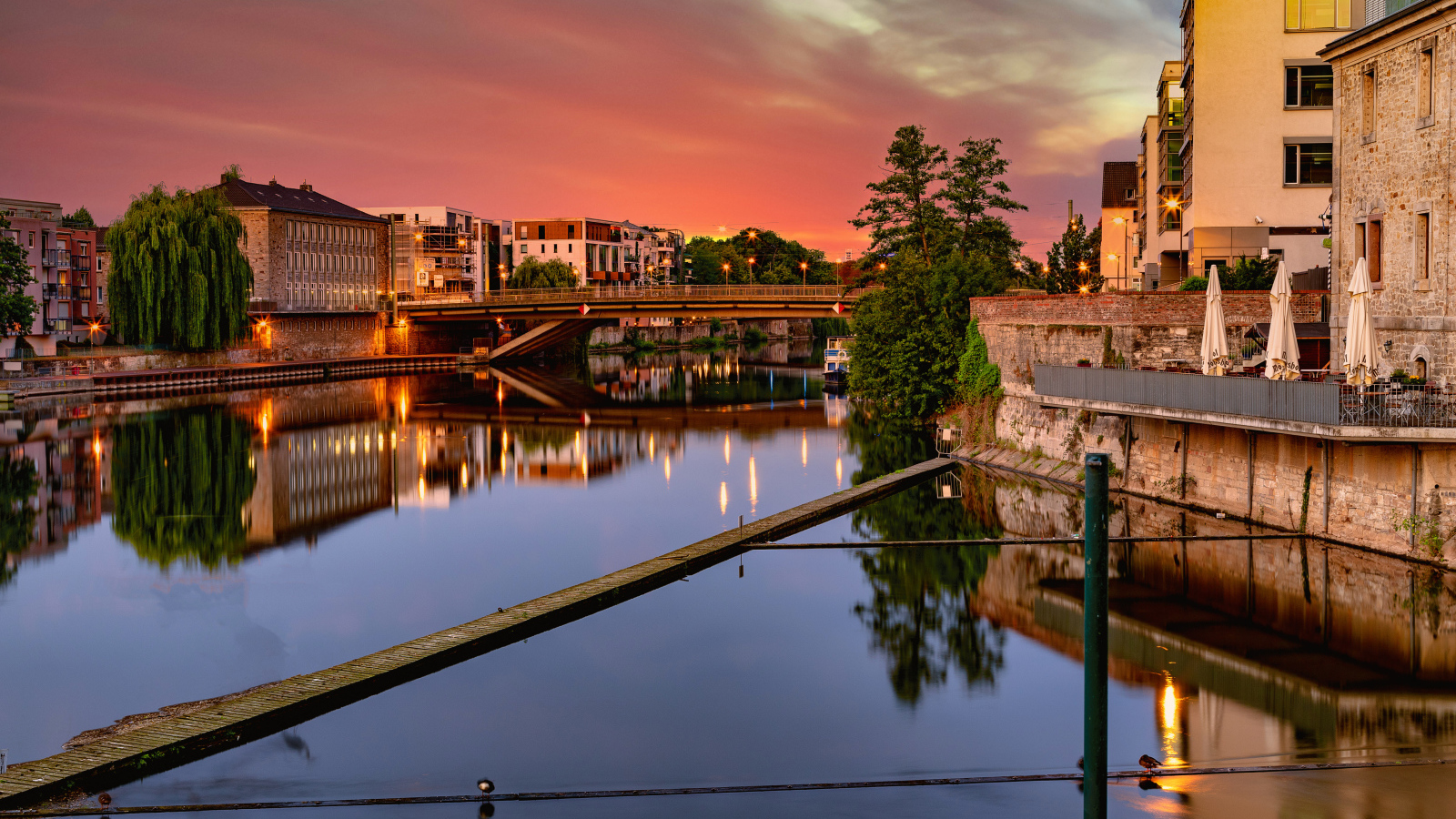 Мост над каналом соединяет город, Германия