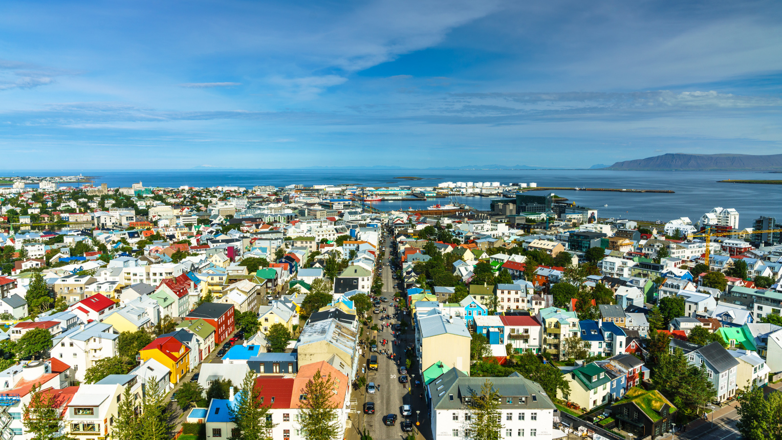 Вид на дома в городе под голубым небом, Исландия 