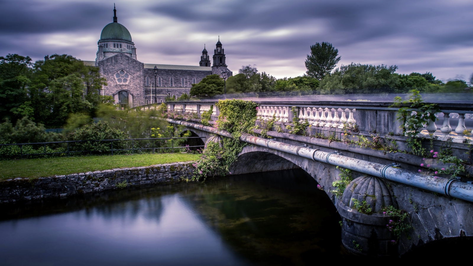 Старинный мост через реку ведет к собору, Ирландия