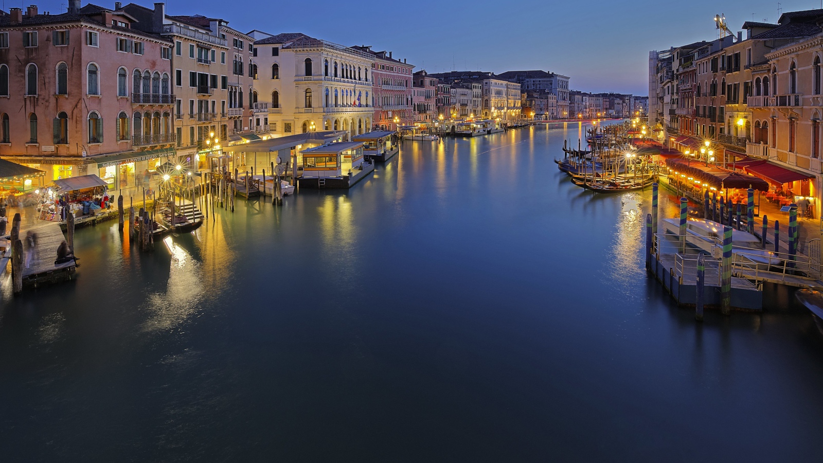 Дома на берегу канала вечером, Венеция, Италия