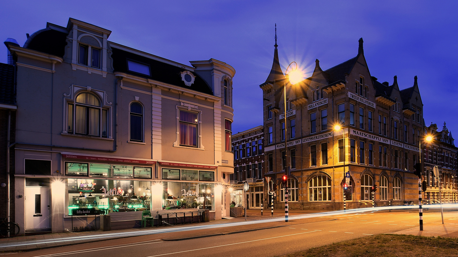 Дома на ночной улице в Нидерландах 