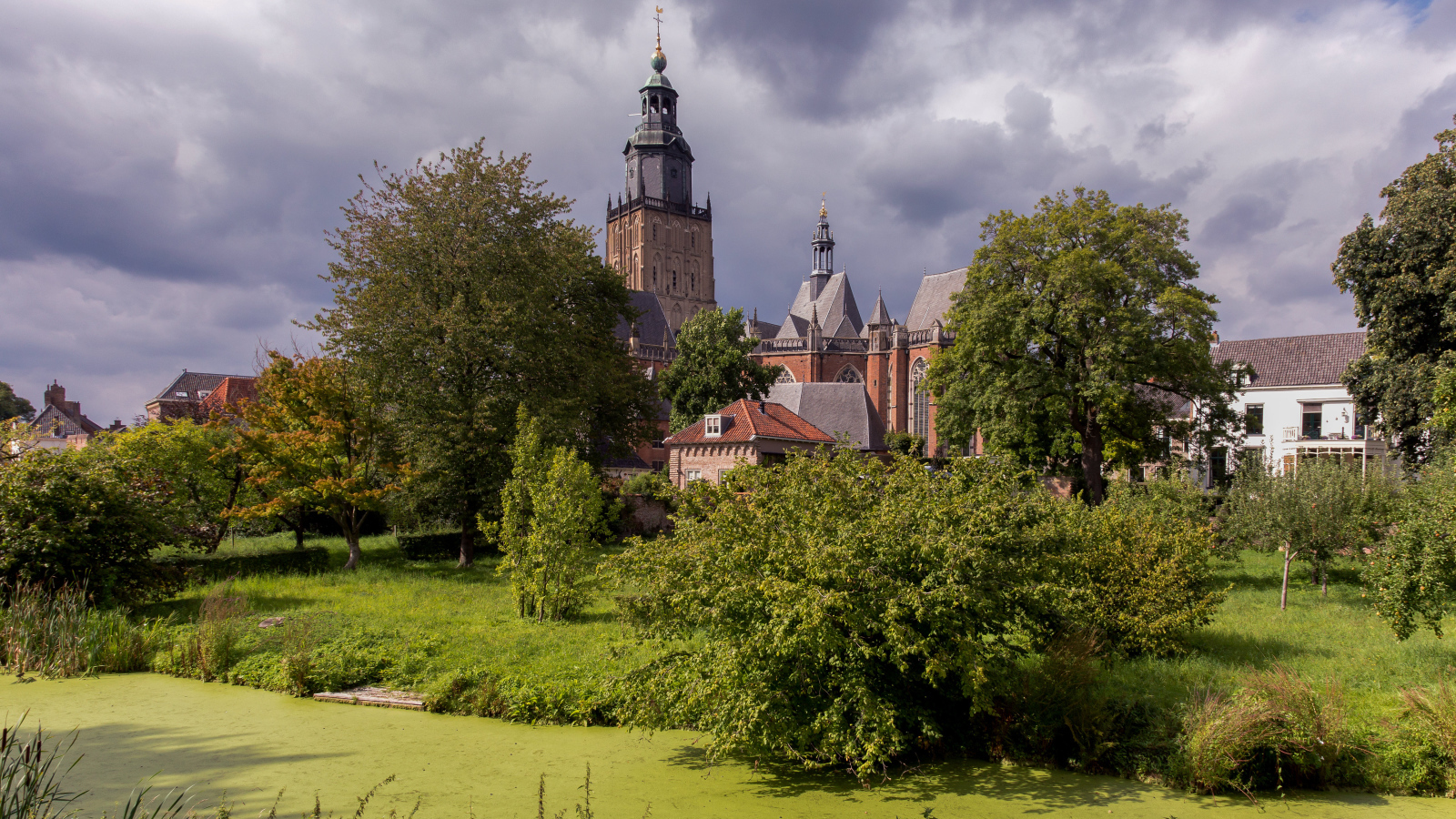 Большой старинный дом в парке, Нидерланды 