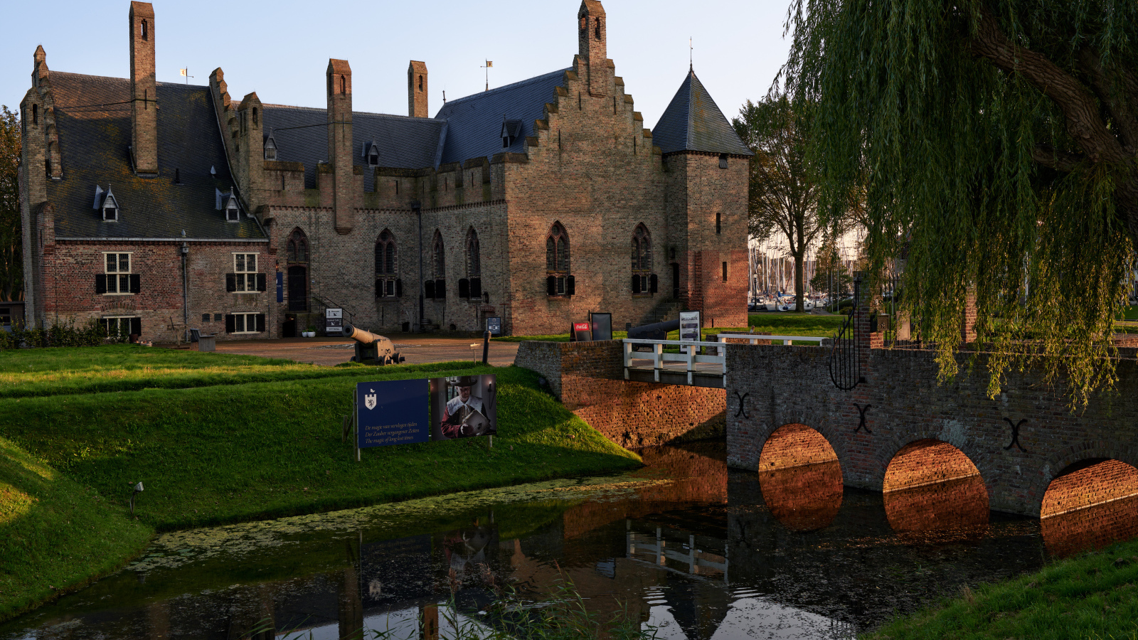 Старый замок Radboud  у реки, Нидерланды 