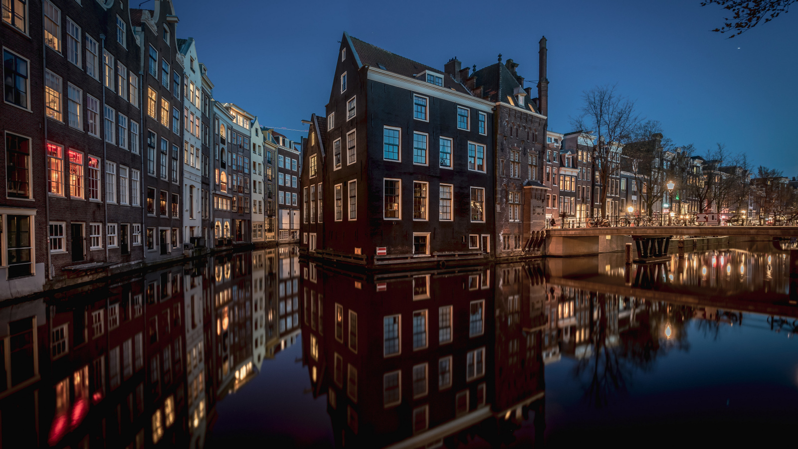 Высокие дома между каналов вечером, Амстердам. Нидерланды