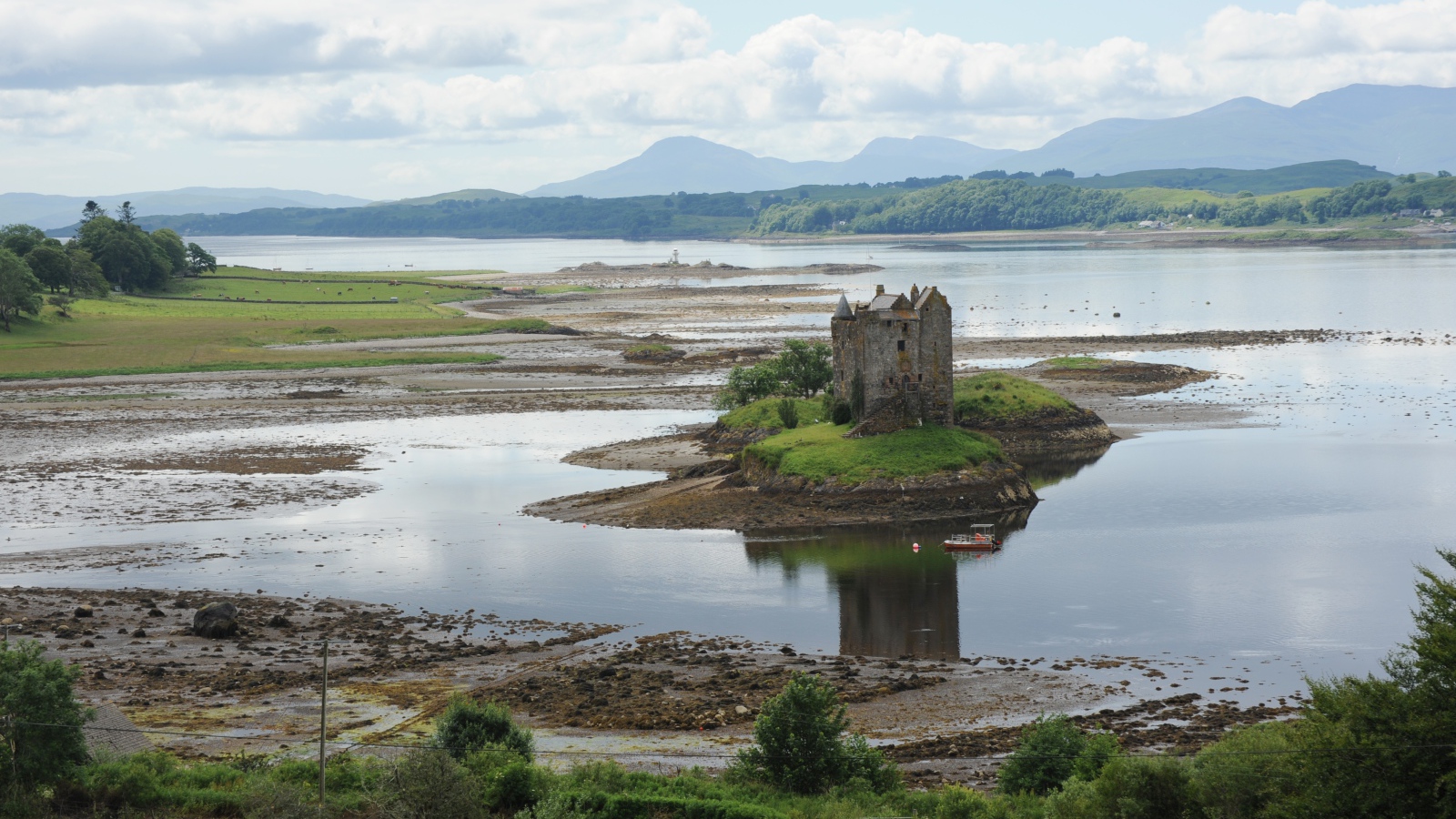 Заброшенная церковь на острове, Шотландия 