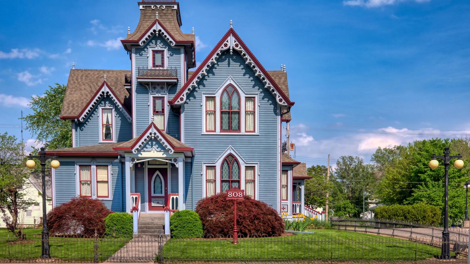 Большой двухэтажный дом на улице, США