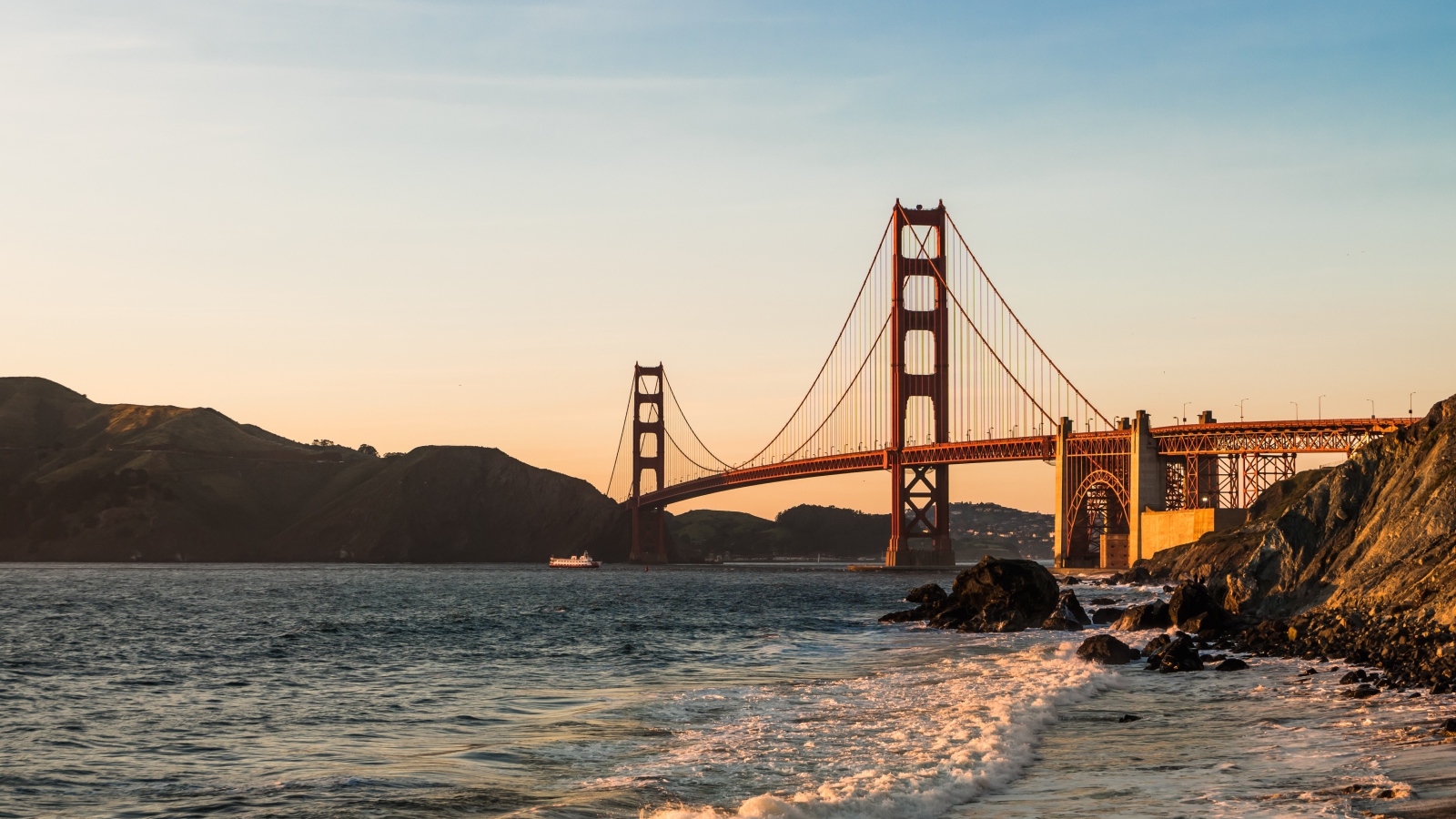 Золотой мост соединяет берега Сан - Франциско, США 