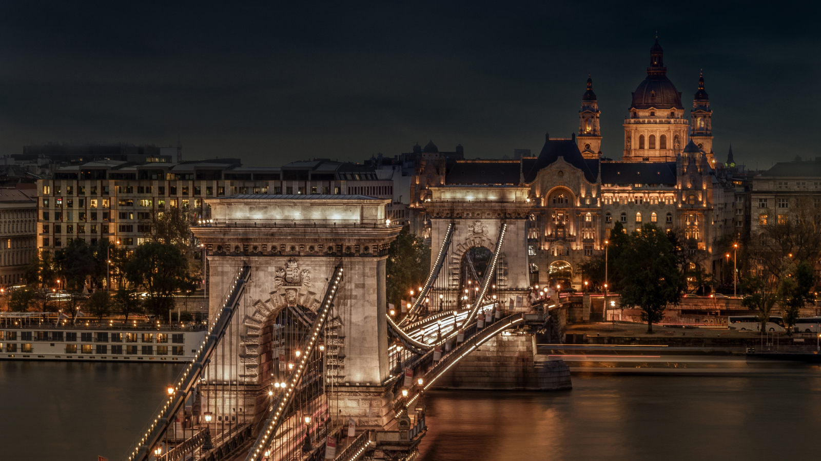 Цепной мост Сечени через реку Дунай вечером, Будапешт. Венгрия