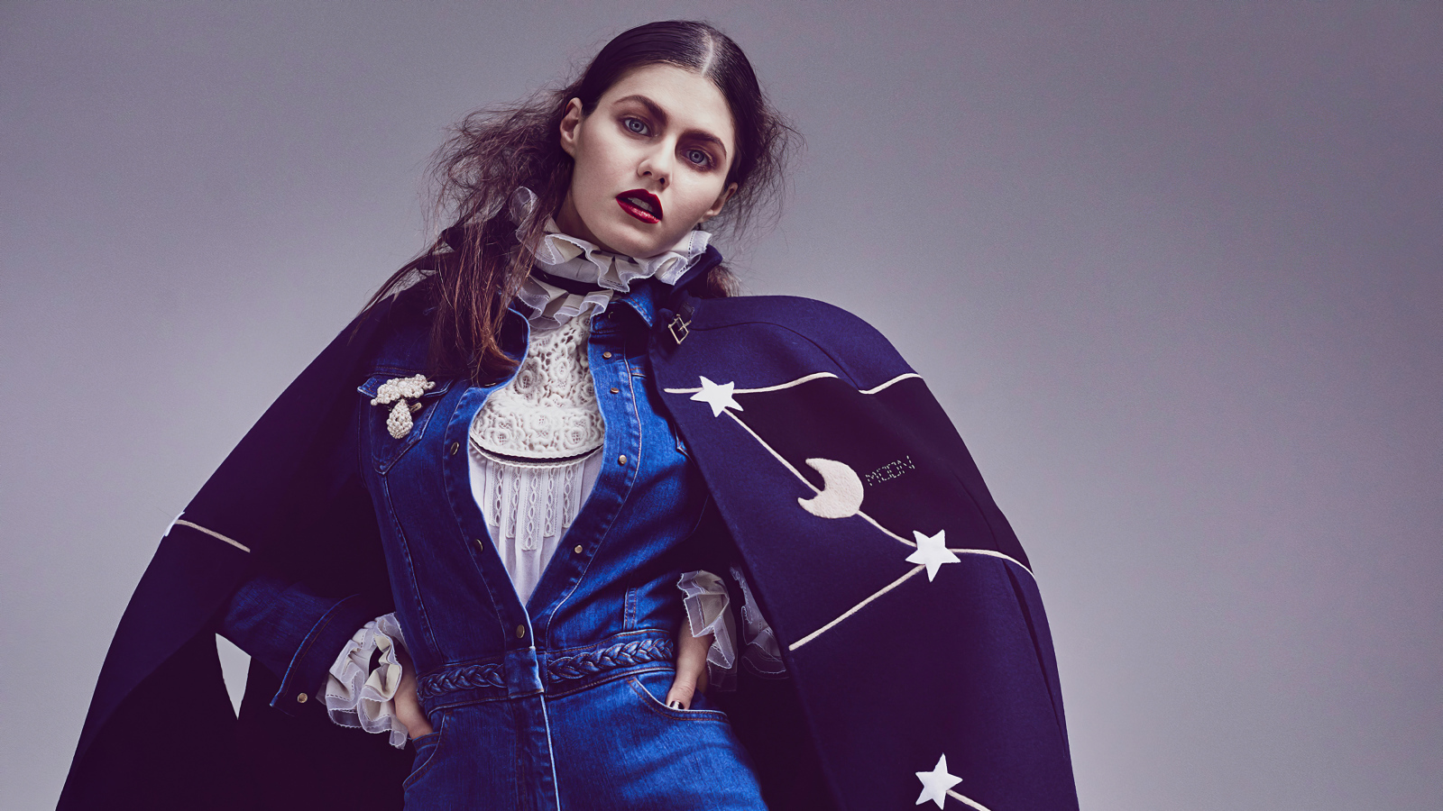 Актриса Александра Даддарио в накидке на сером фоне