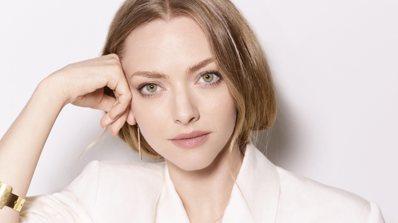 Актриса Аманда Сейфрид в белой рубашке 