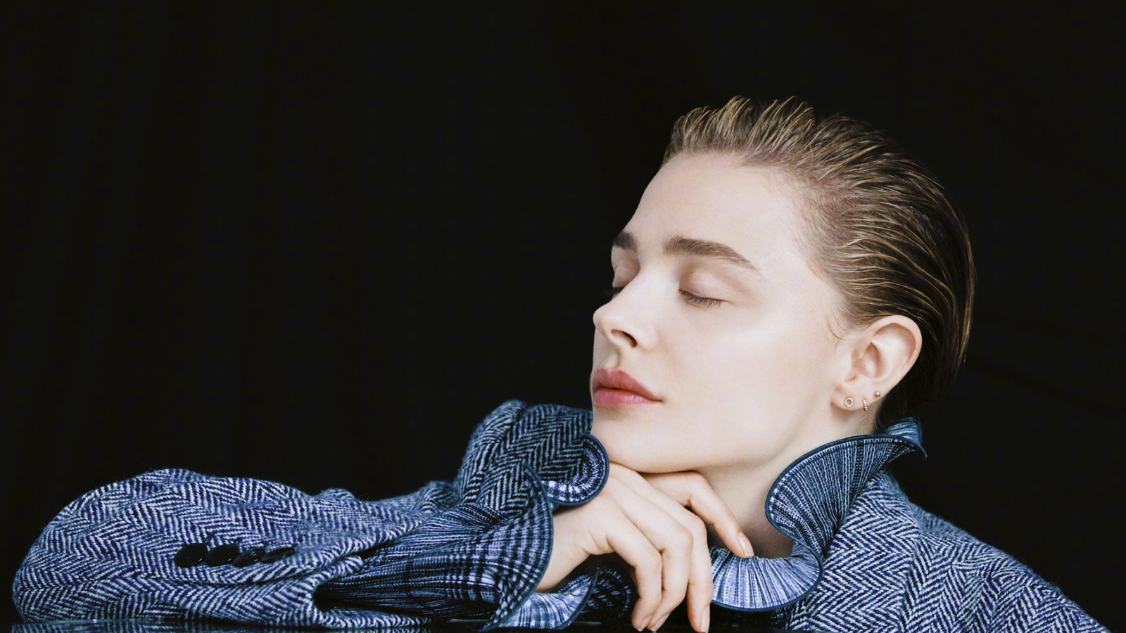 Актриса Хлоя Грейс Морец с закрытыми глазами