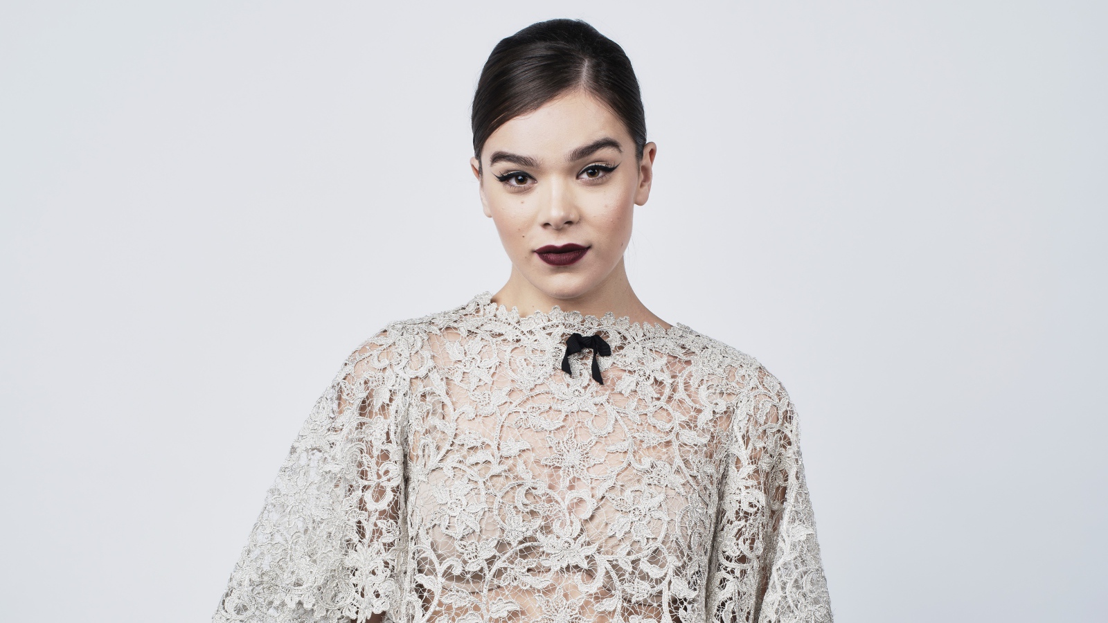 Актриса Хейли Стейнфилд в белом кружевном платье 