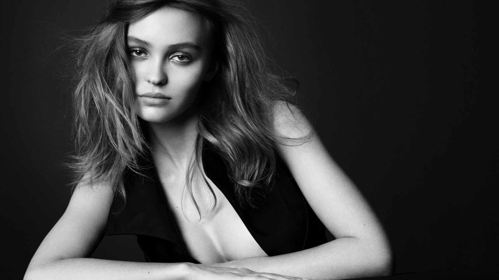 Актриса Лили-Роуз Мелоди Депп черно-белое фото