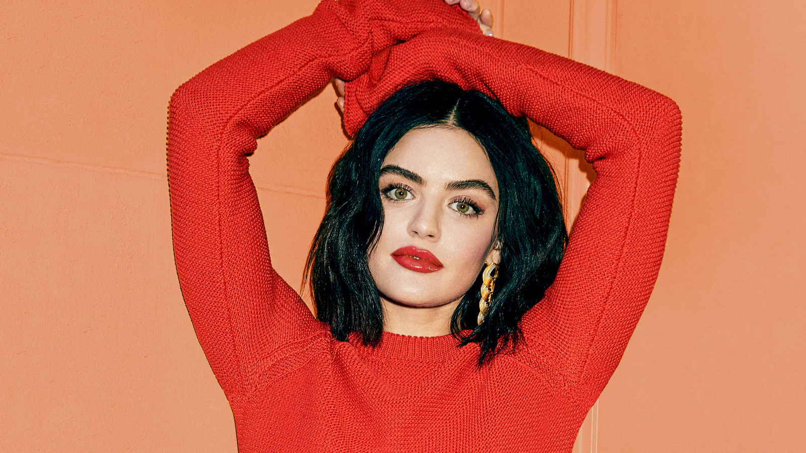 Актриса Люси Хейл в красном свитере