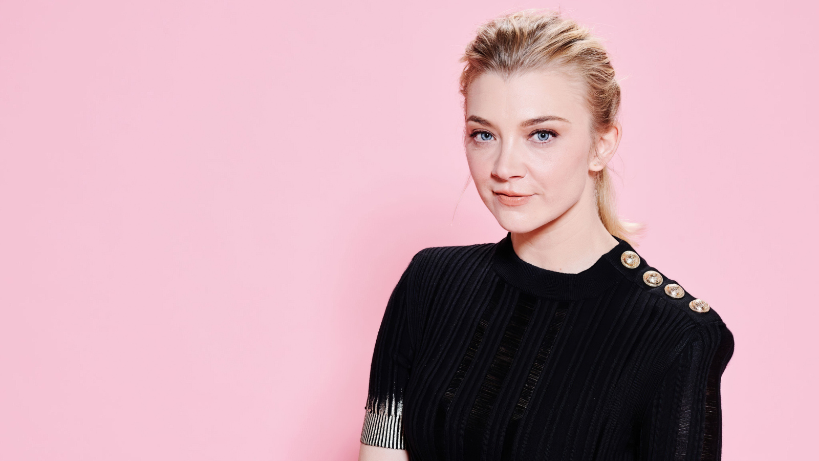 Актриса Натали Дормер в черном платье на розовом фоне