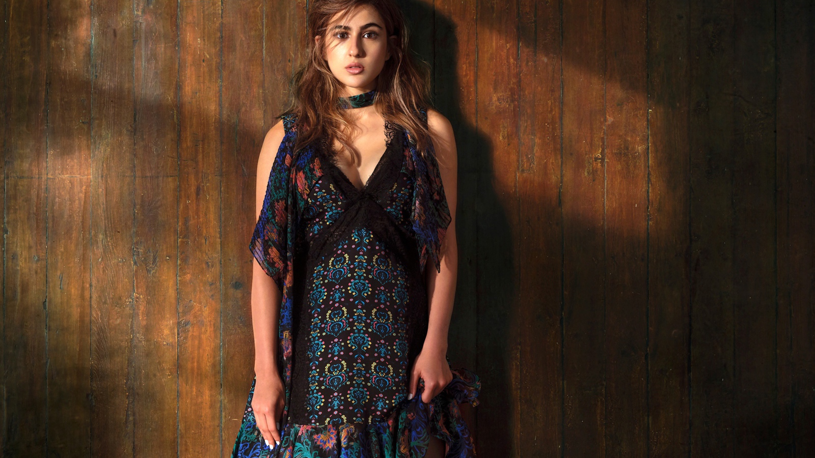 Актриса Сара Али Хан в платье у стены