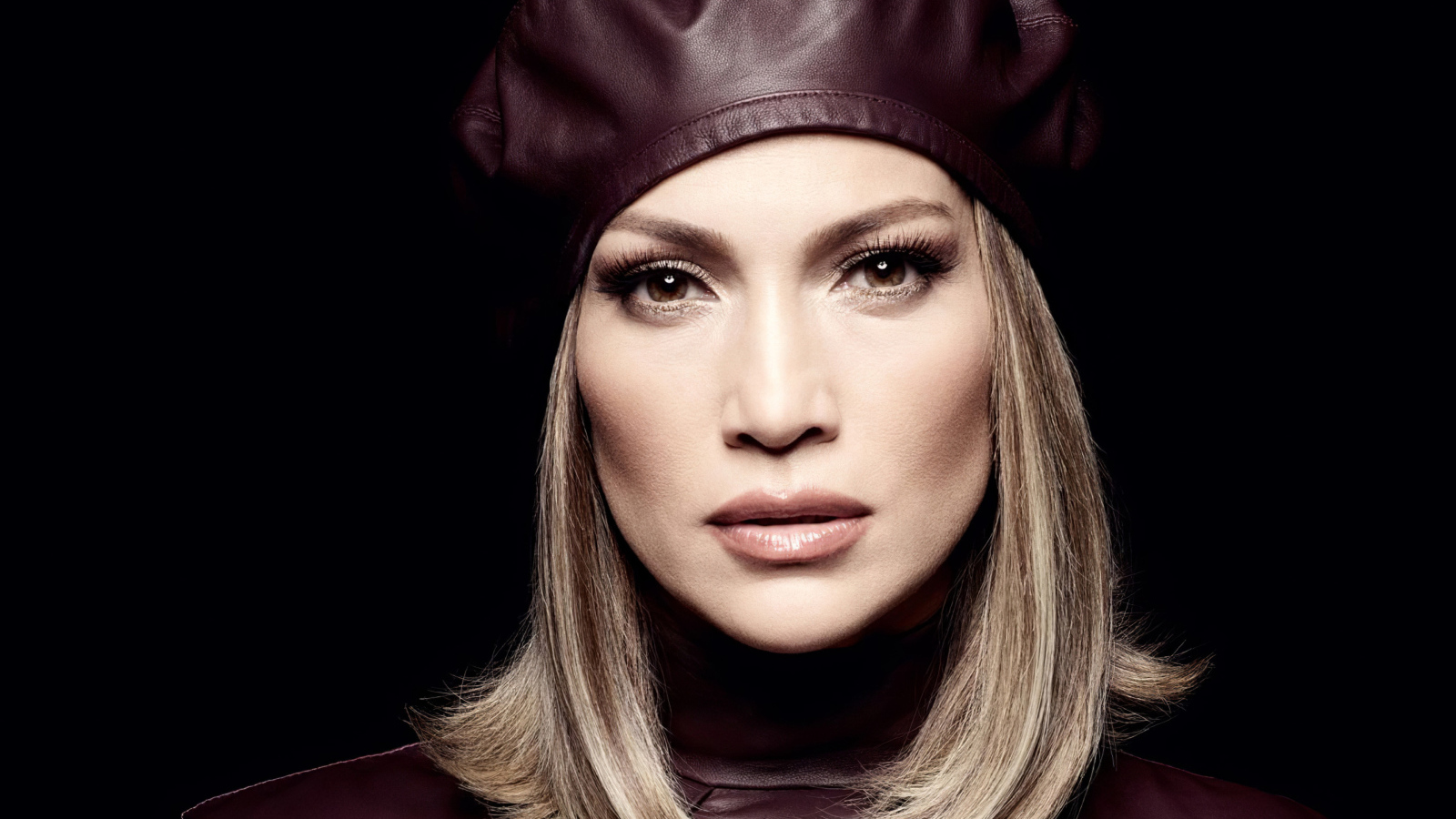 Актриса и певица Дженнифер Лопес лицо крупным планом на черном фоне