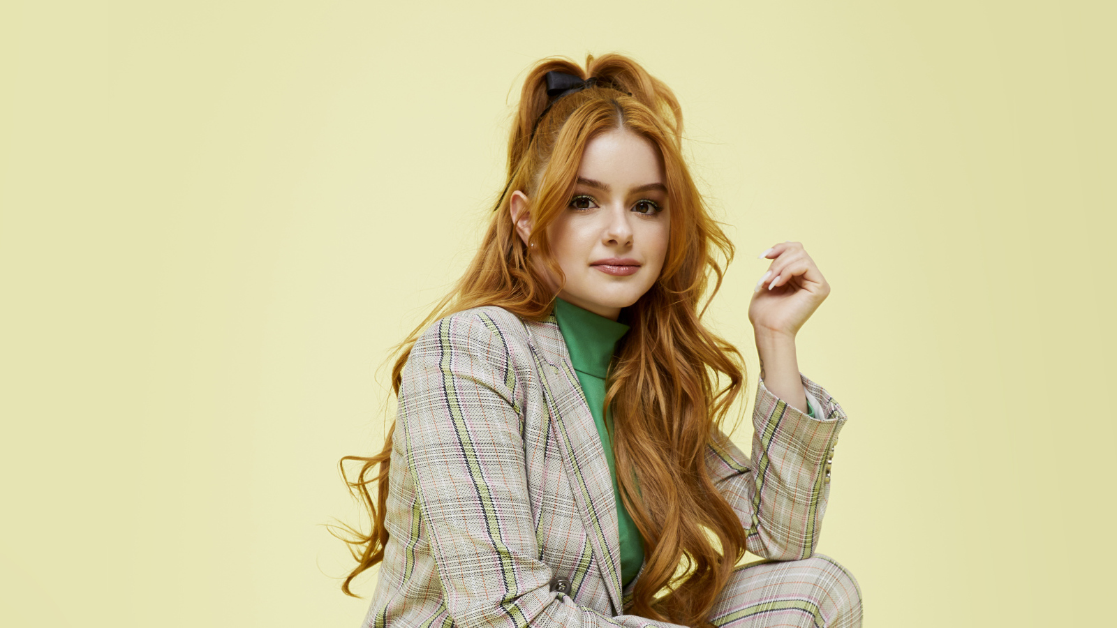 Американская актриса Ариэль Уинтер в пиджаке