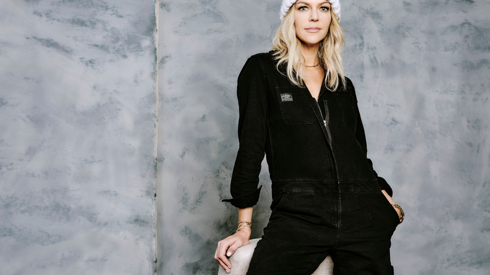 Американская актриса Кейтлин Олсон  в черном костюме