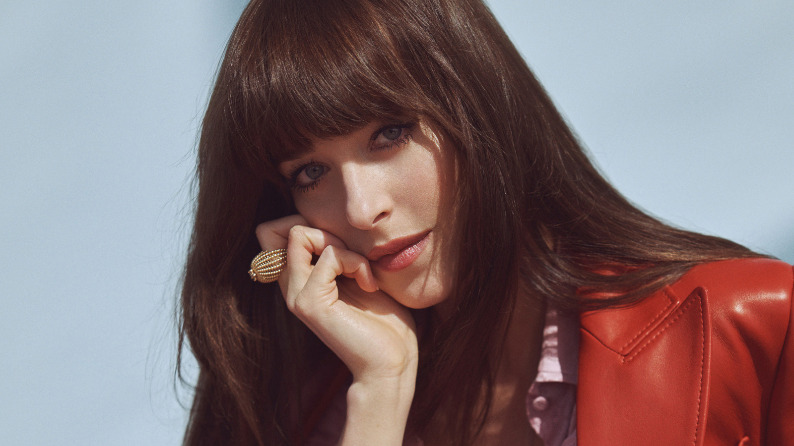 Американская актриса Дакота Джонсон в красной куртке