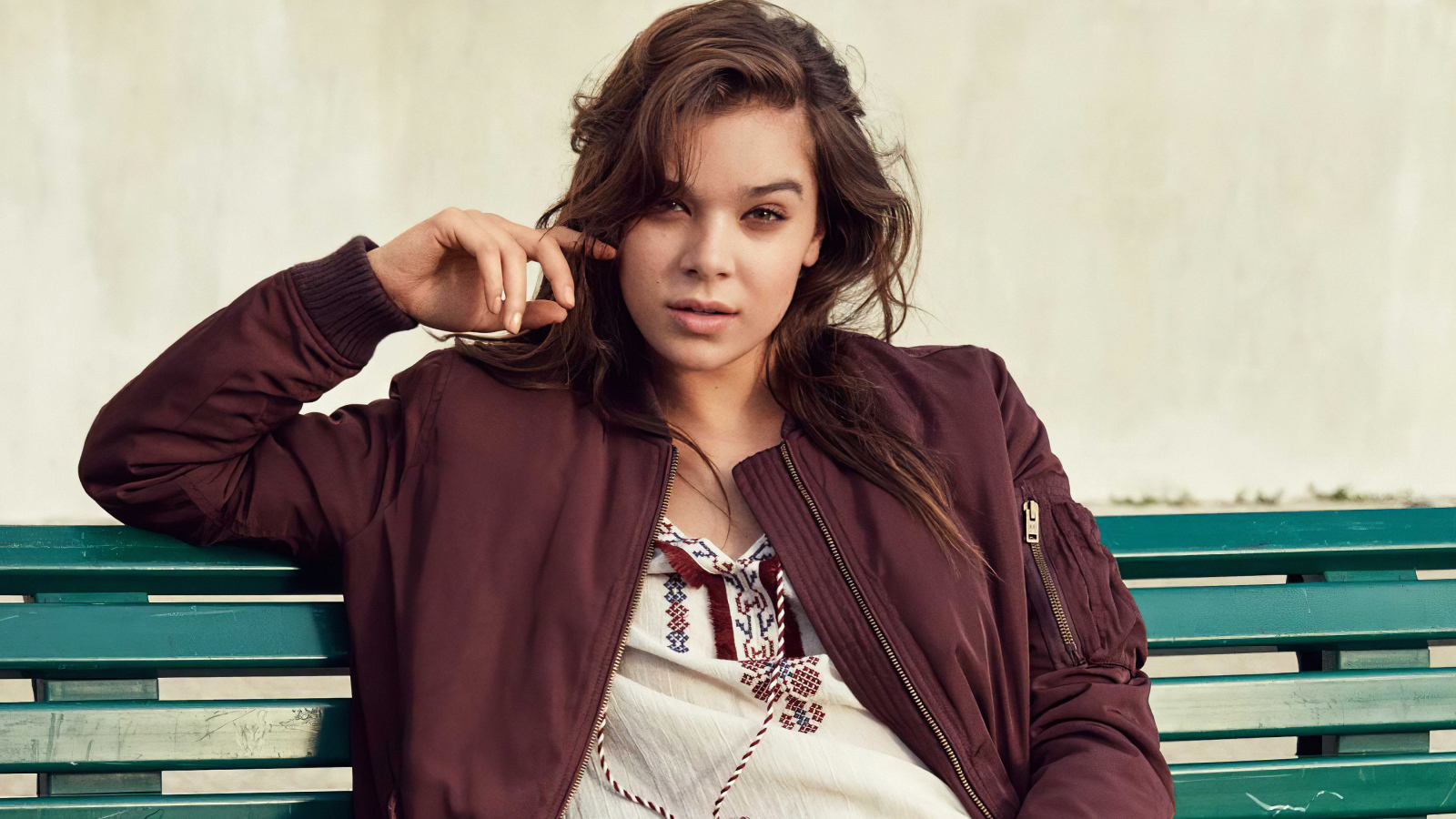 Американская актриса Хейли Стейнфилд сидит на лавке