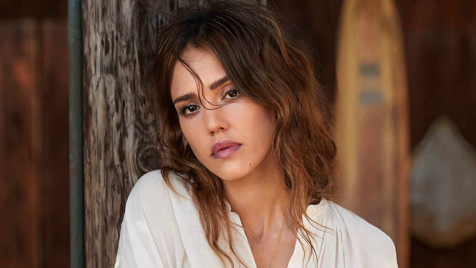 Американская актриса Джессика Альба в белой рубашке