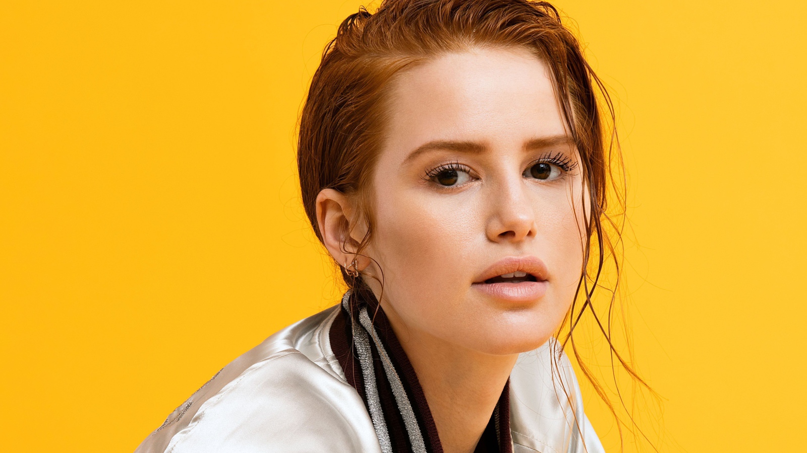 Американская актриса Мэделин Петш на желтом фоне