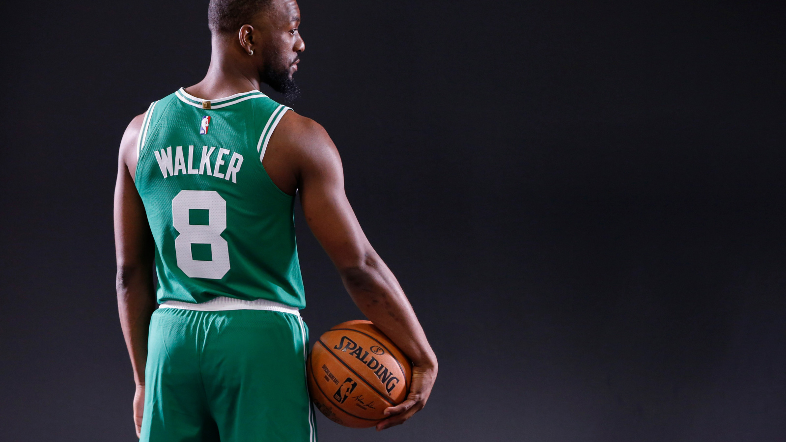 Американский баскетболист Кемба Уокер в форме с мячом