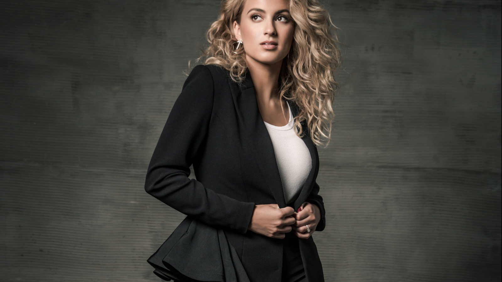 Американская певица Тори Келли в черном костюме