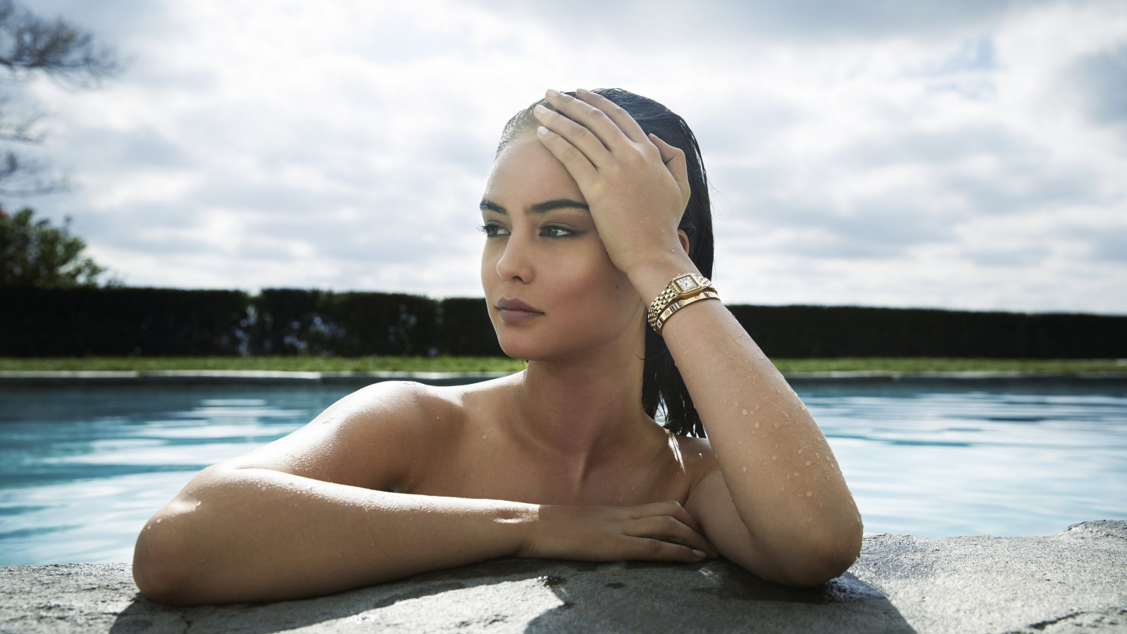 Австралийская актриса Кортни Итон в бассейне