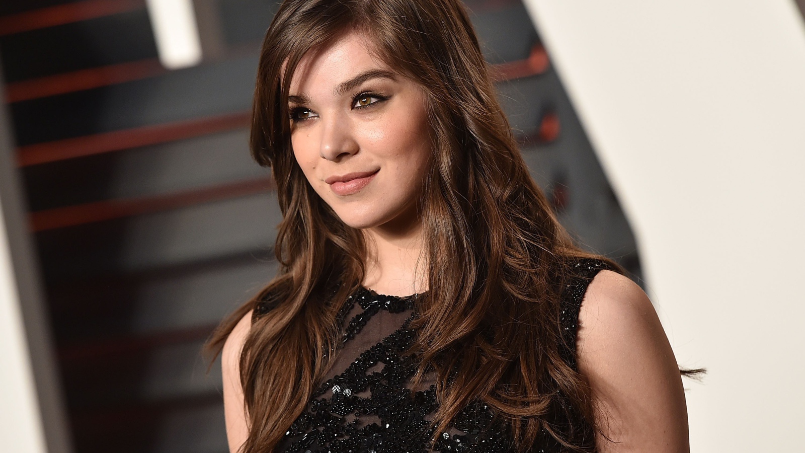 Красивая актриса Хейли Стейнфилд в черном платье