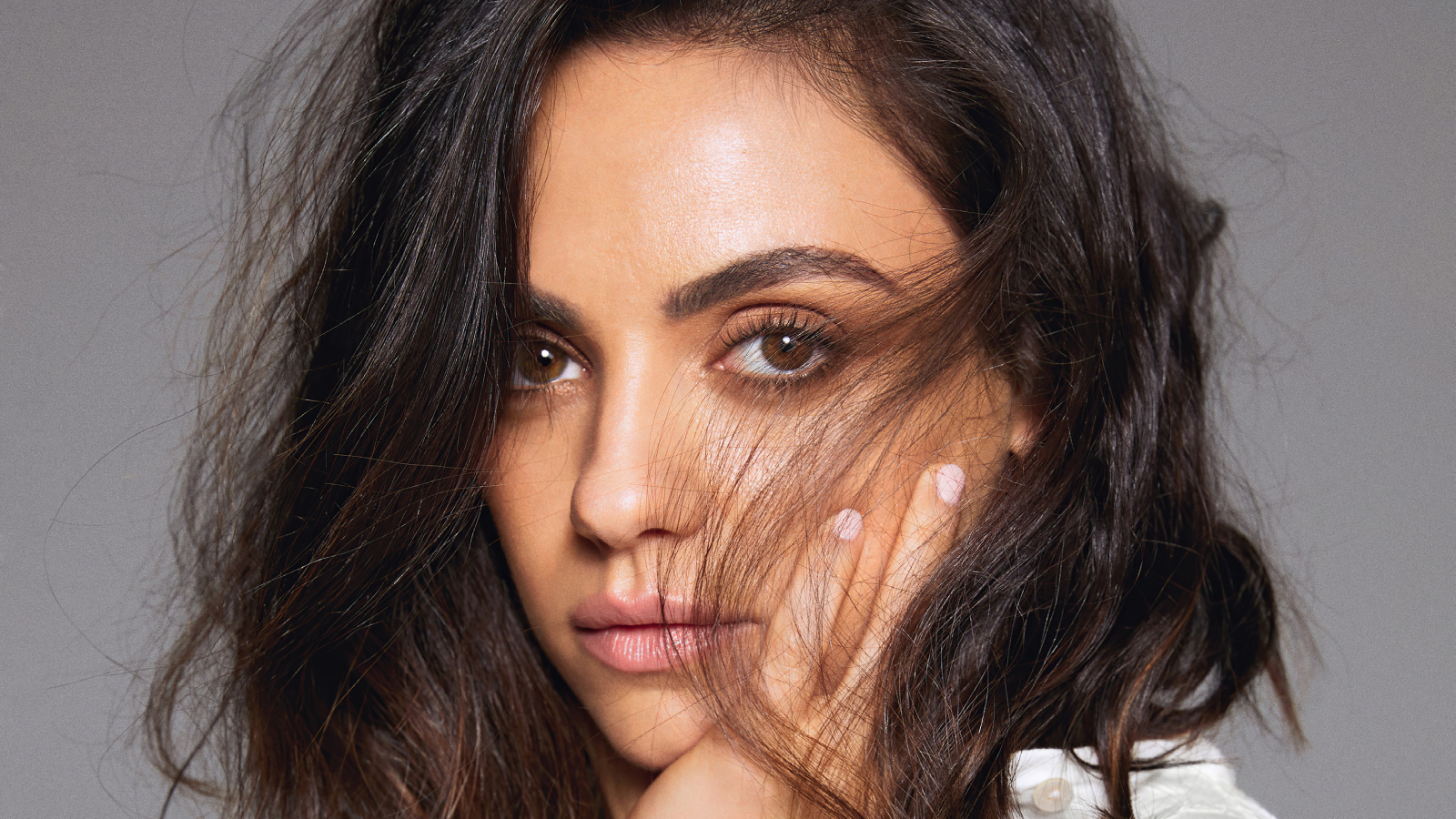 Красивая актриса Мила Кунис лицо крупным планом