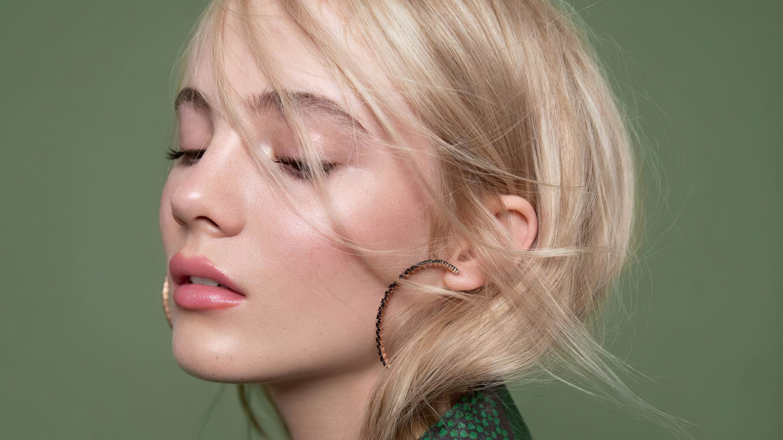 Красивая блондинка, актриса Фрейя Аллан лицо крупным планом