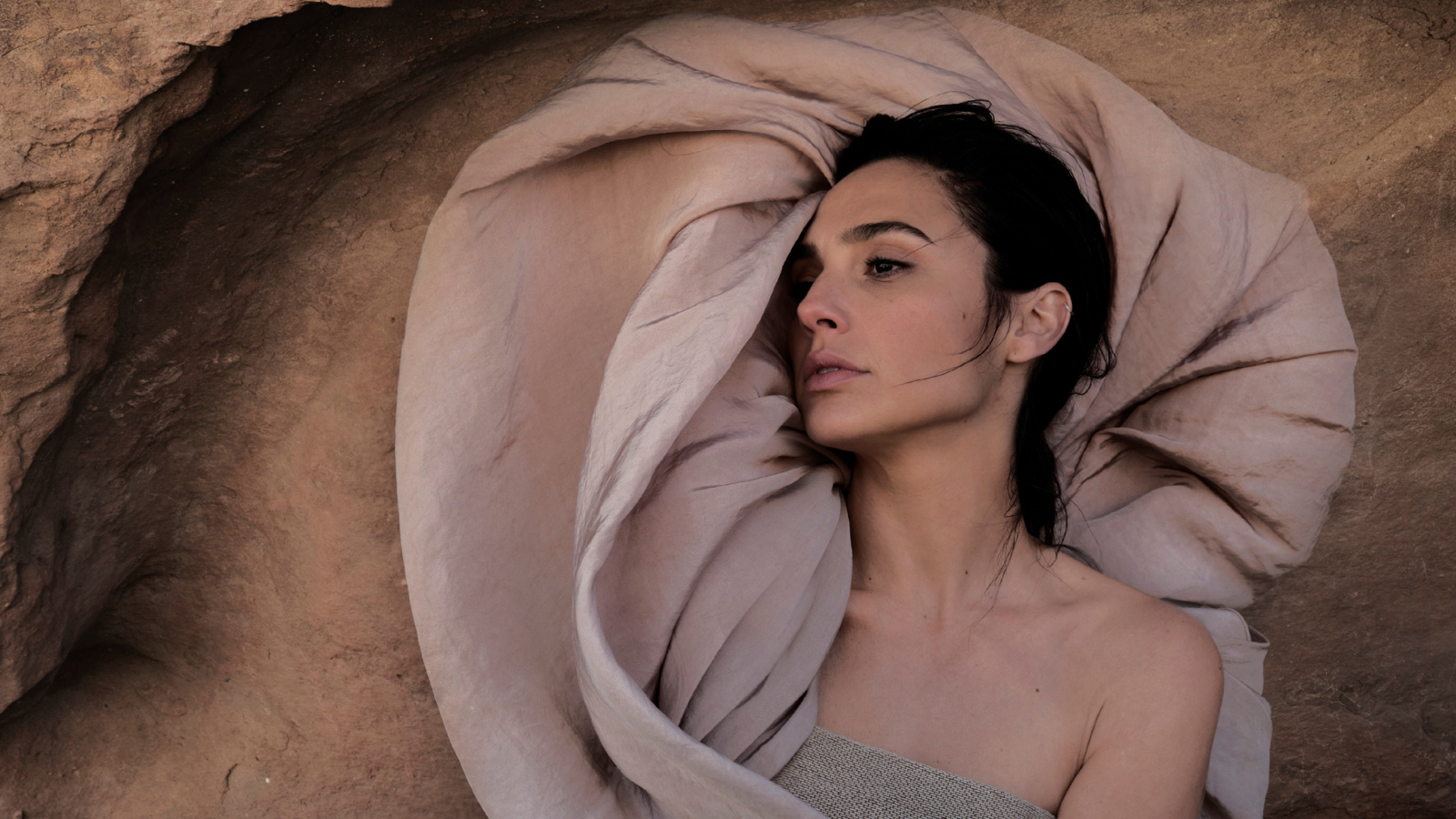 Красивая брюнетка, актриса Галь Гадот