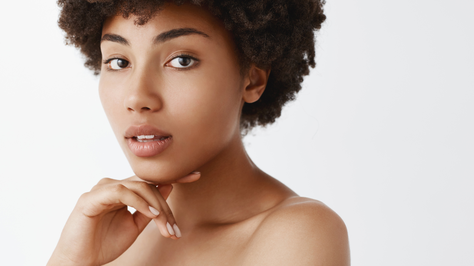 Красивая темнокожая девушка на белом фоне 