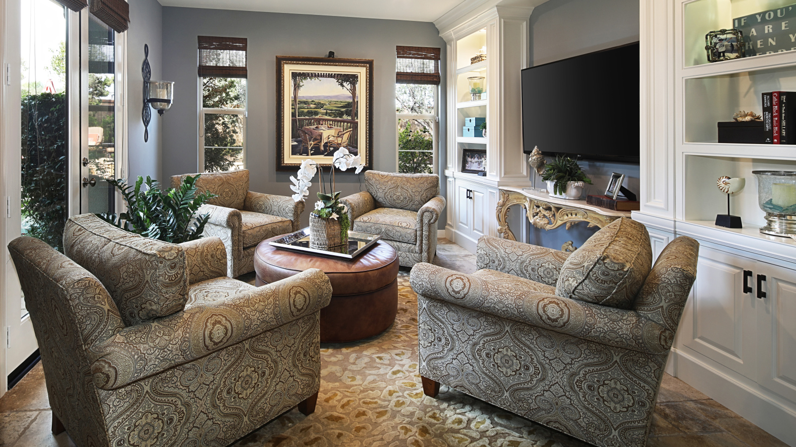 Красивая мебель в комнате с большим телевизором