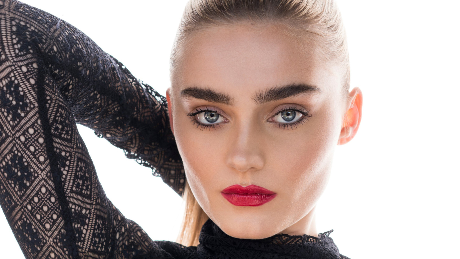 Красивая девушка, актриса Мэг Доннелли на белом фоне