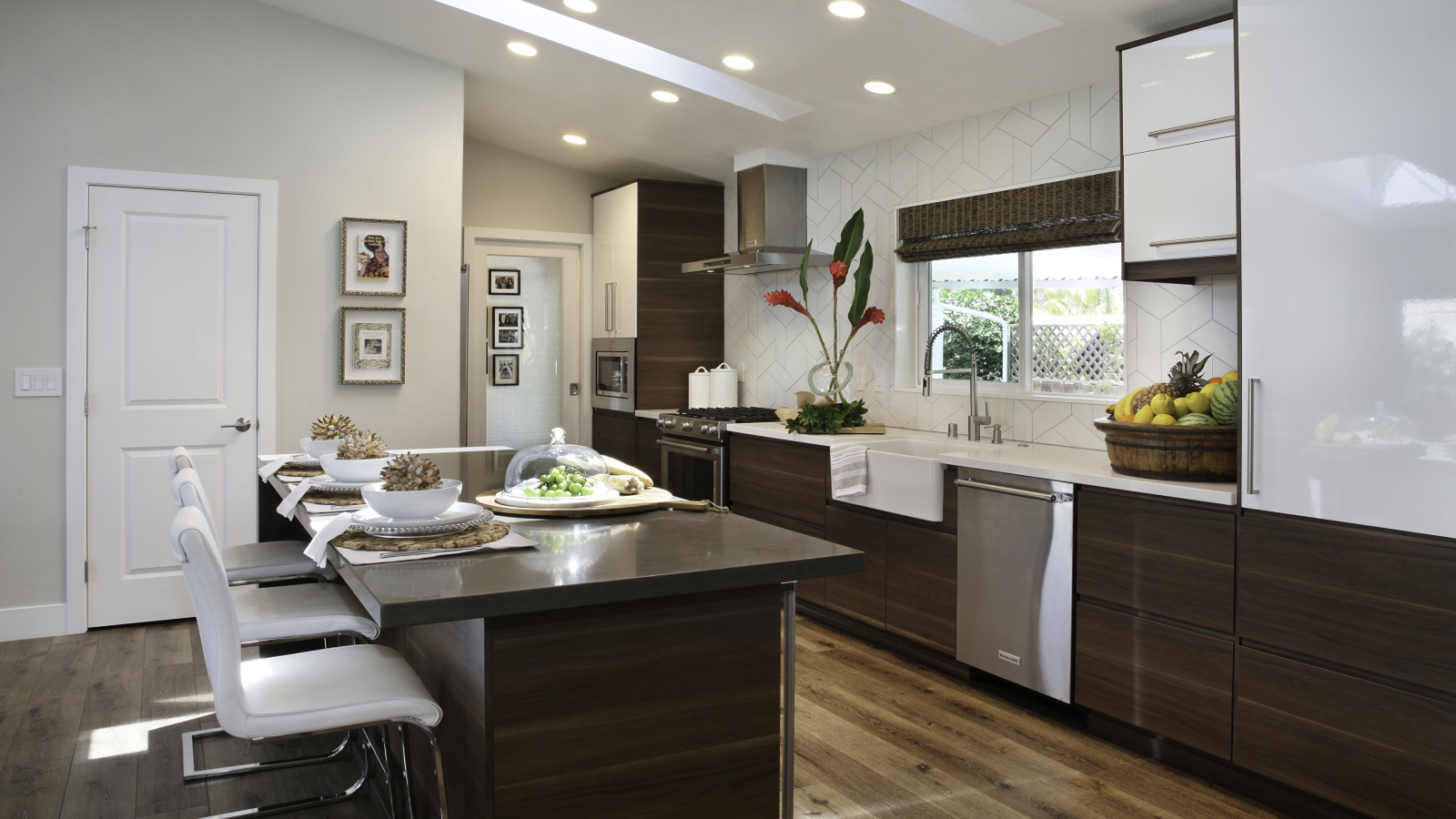 Красивая кухня с деревянной мебелью 