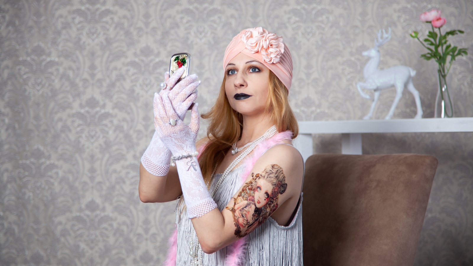 Красивая ретро девушка с татуировкой на руке