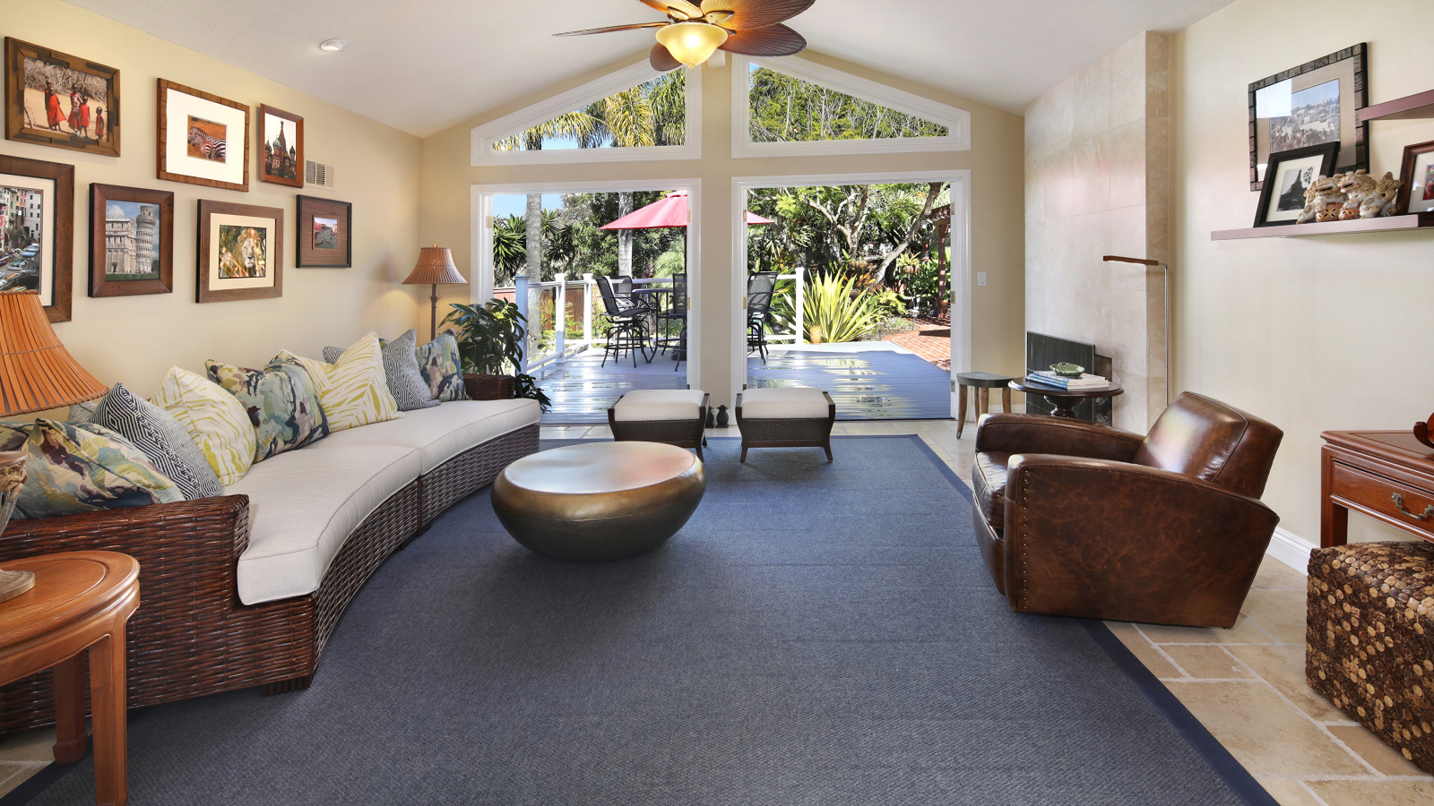 Красивая комната с кожаной мебелью с выходом на террасу 