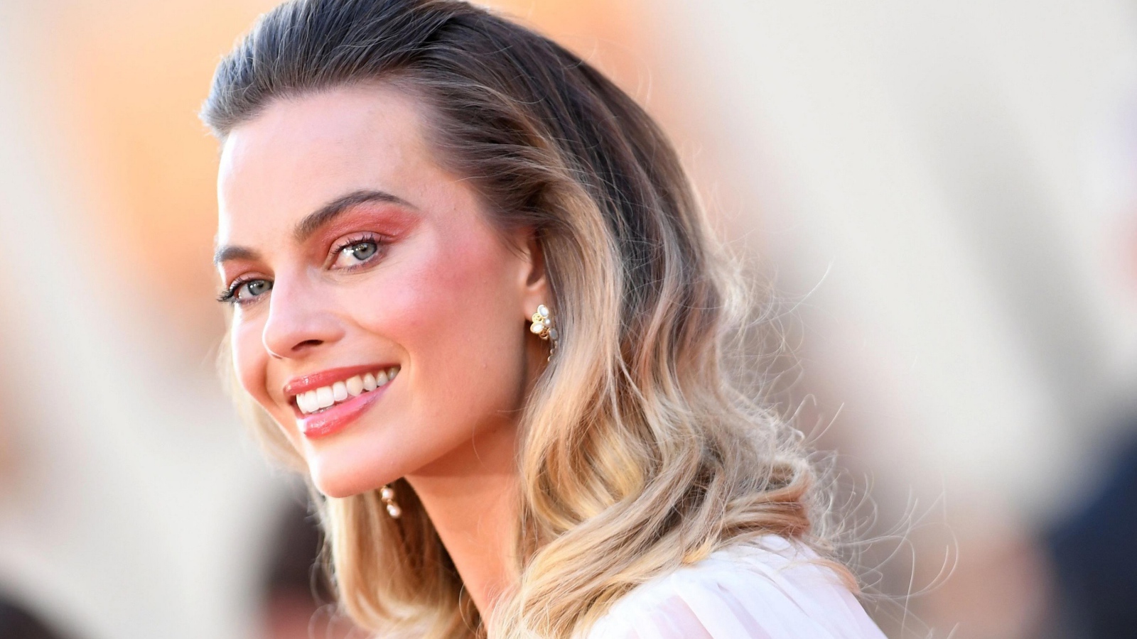 Красивая улыбающаяся актриса Марго Робби