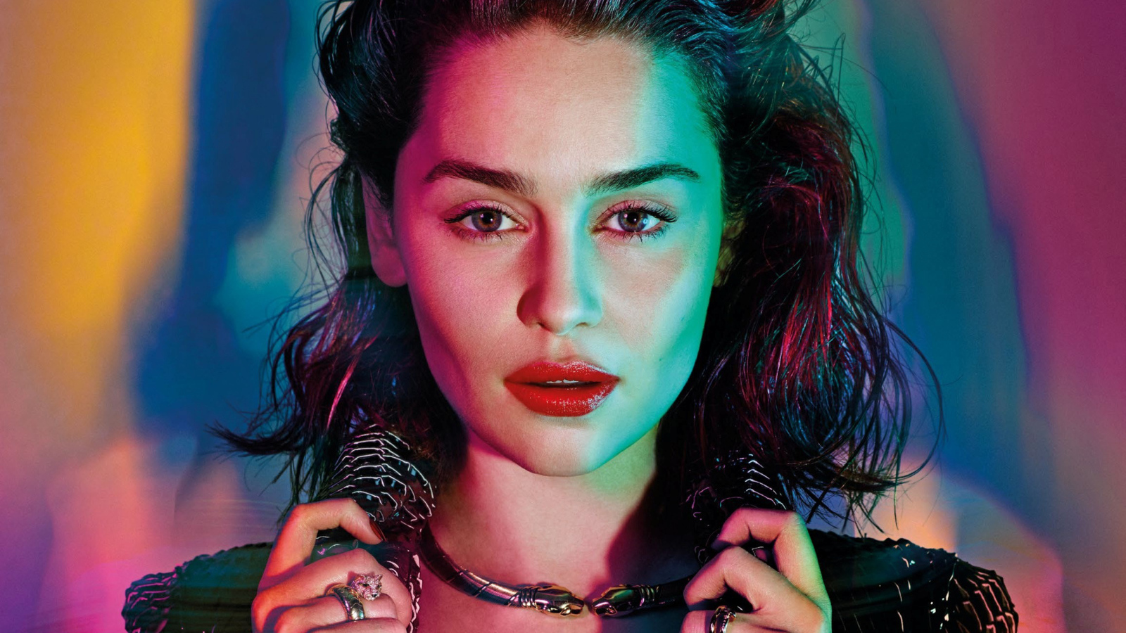 Яркая актриса Эмилия Кларк в черной куртке 