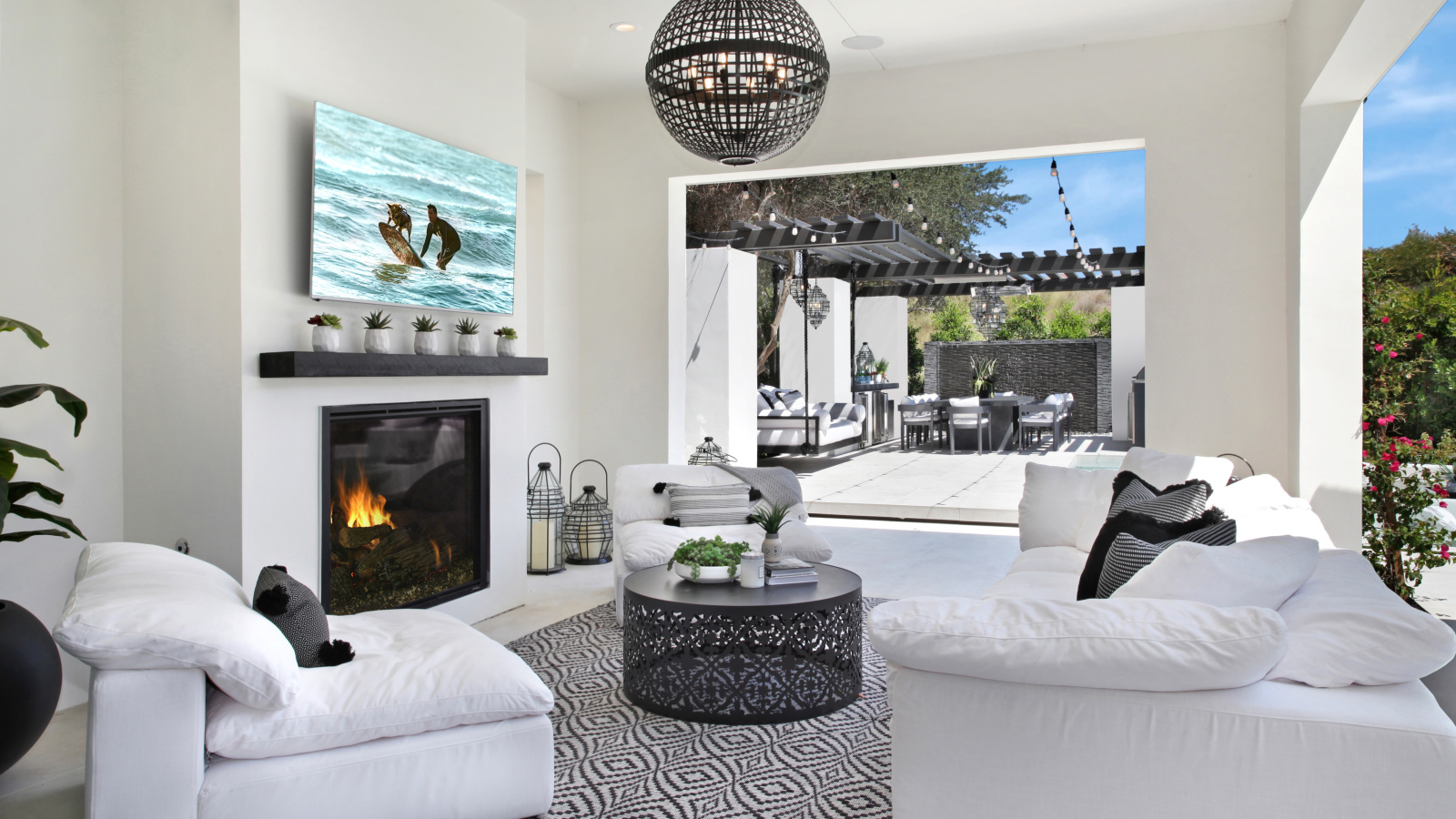 Светлая гостиная с диваном и выходом на веранду 