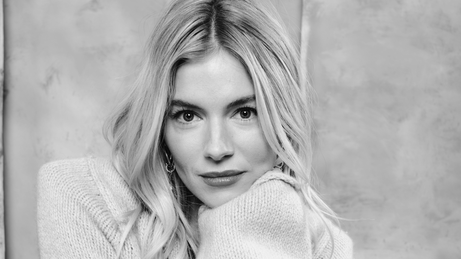 Британо - американская актриса Сиенна Миллер черно-белое фото 