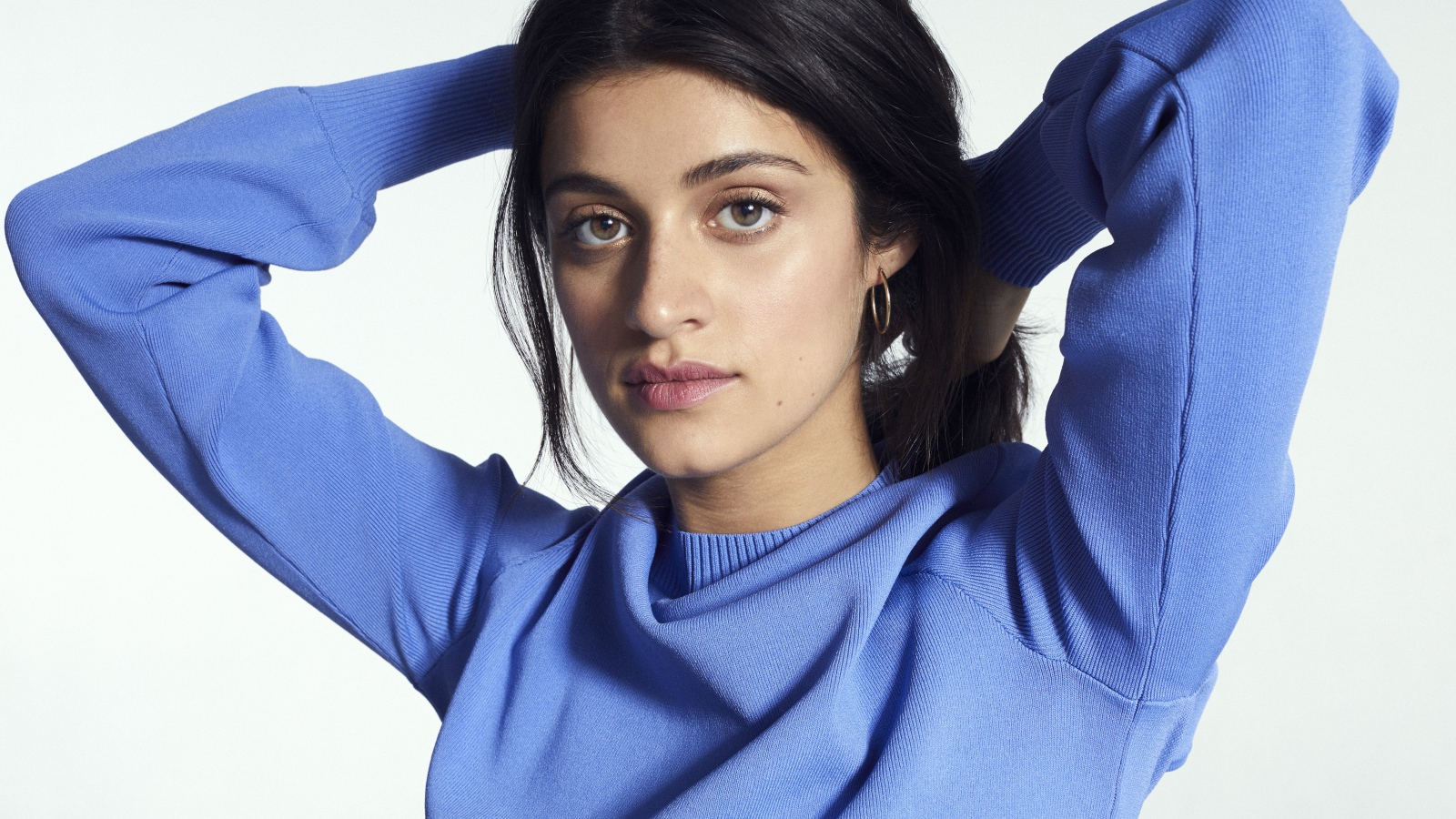 Британская актриса Аня Чалотра в голубом свитере