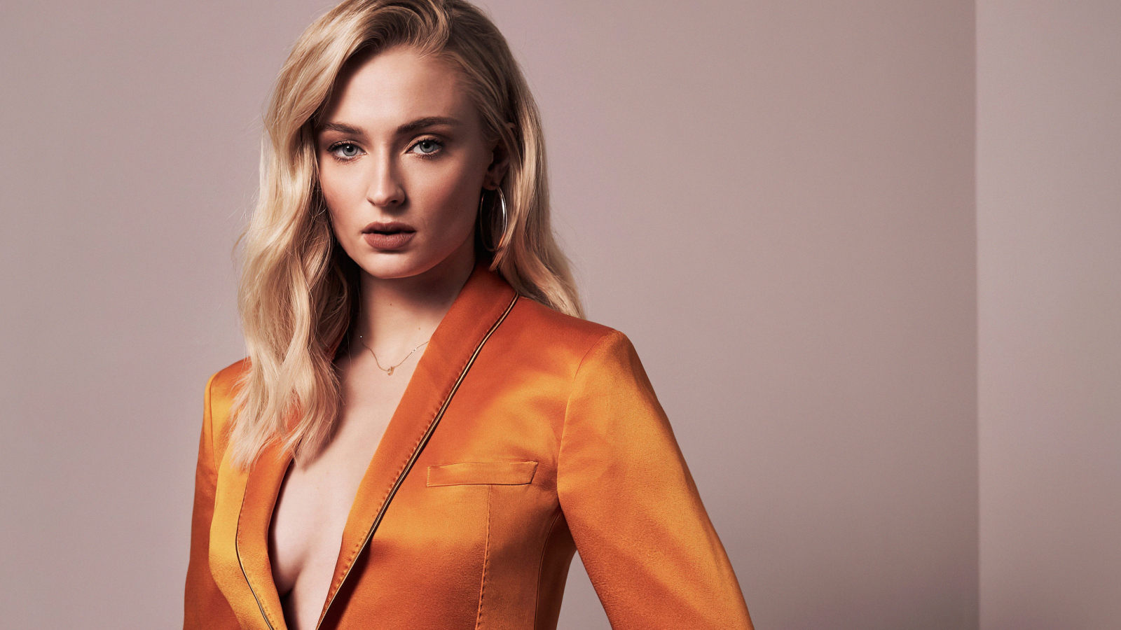 Британская актриса Софи Тёрнер в оранжевом пиджаке