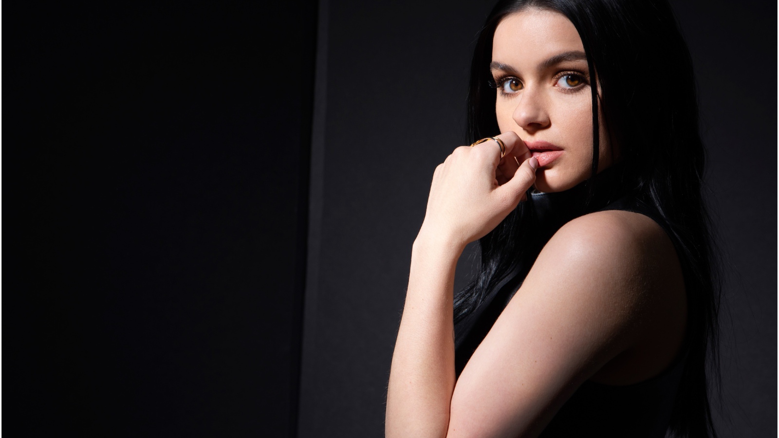 Кареглазая брюнетка, актриса Ариэль Уинтер